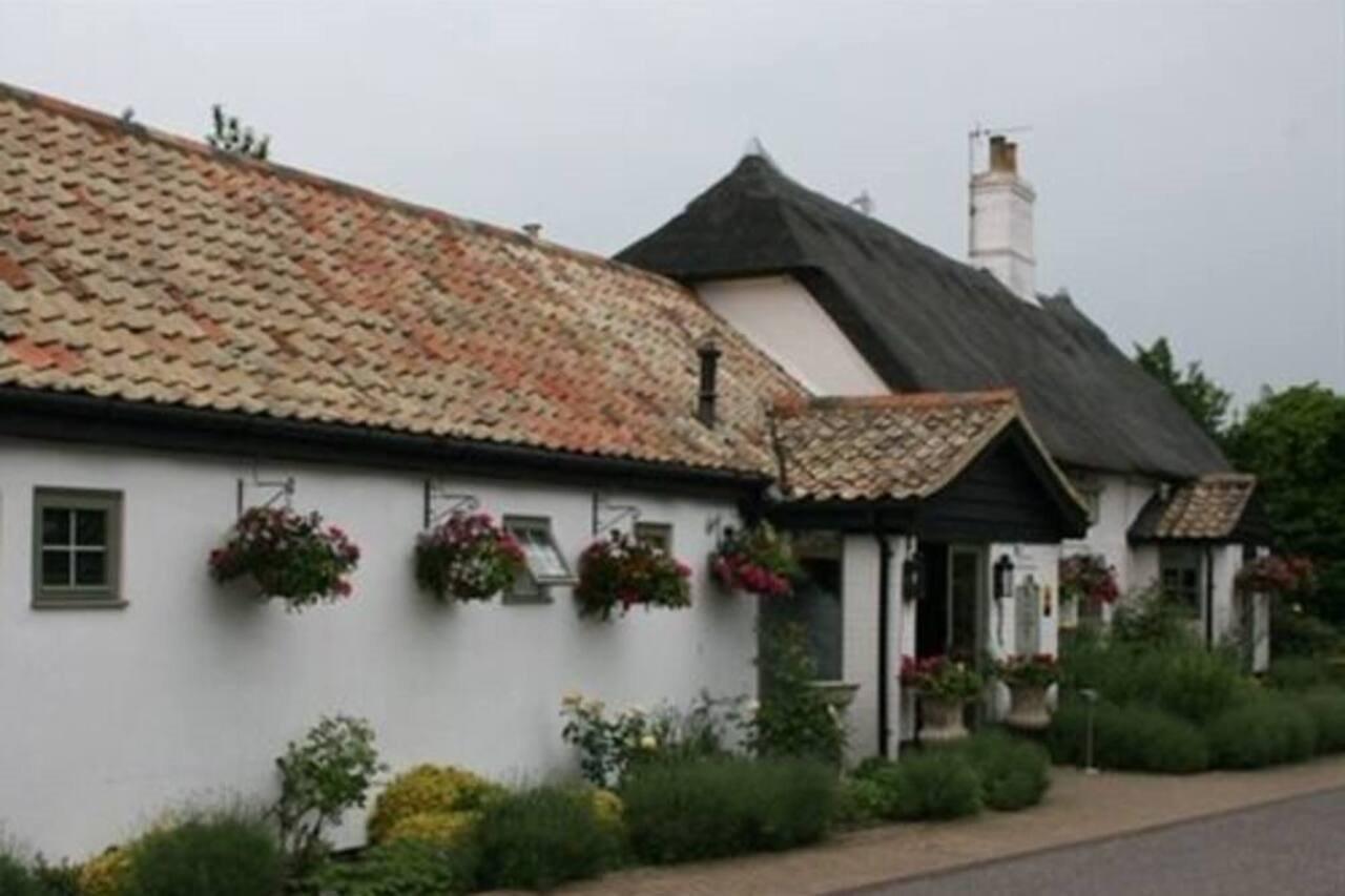Golden Ball Hotel Elsworth Экстерьер фото